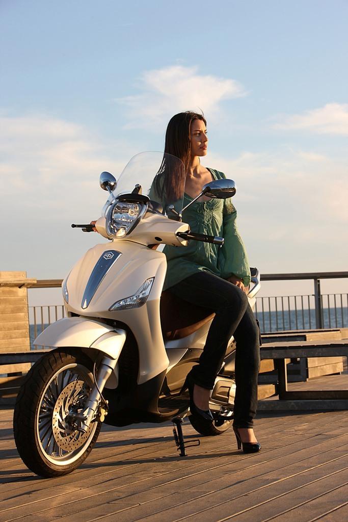 I need to rent a 125 scooter motorbike in Alicante economic.