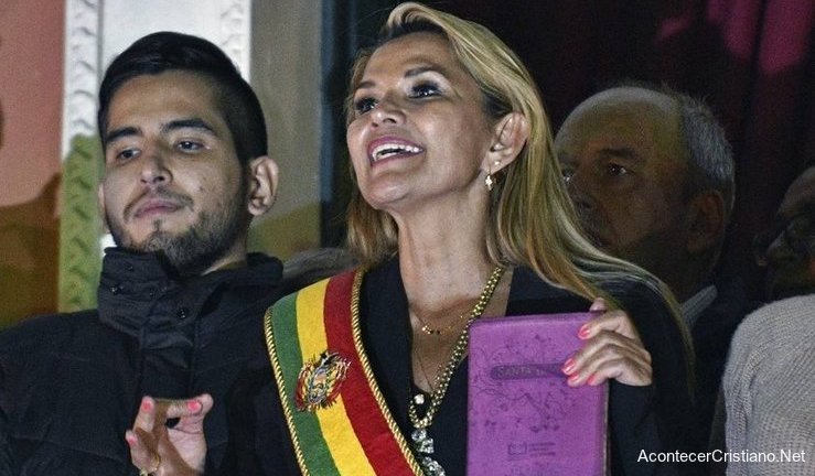 "La Biblia vuelve al Palacio", dice presidenta interina de Bolivia”